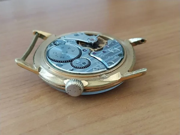 Antiguo Reloj Pulsera Soviético Oro Sobre Fondo Madera — Foto de Stock