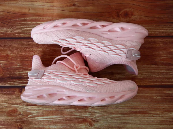 Pink Wanita Sepatu Sneakers Pada Latar Belakang Kayu Top View — Stok Foto