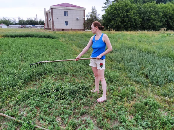 Vrouw Harken Verplaatst Gras Met Hark Het Platteland — Stockfoto