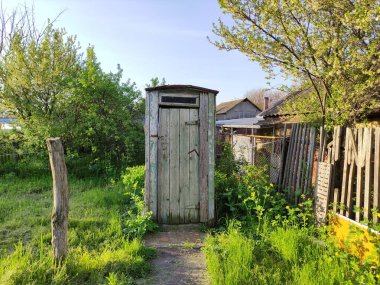 Yazın kırsal alanda eski ahşap tuvalet.