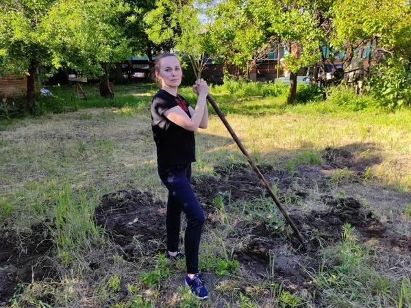 Wanita Muda Dengan Cangkul Bekerja Kebun Sayuran — Stok Foto
