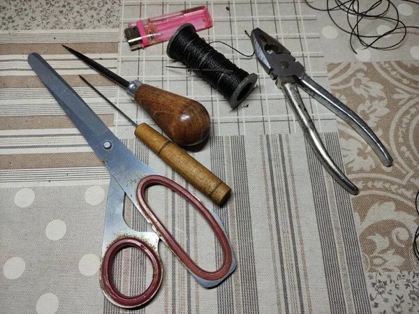 Outils Cordonnier Posés Sur Une Table — Photo