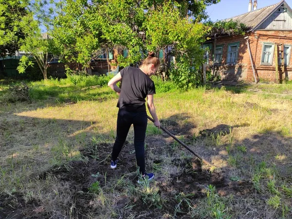 Mujer Joven Con Azada Trabajando Huerto —  Fotos de Stock