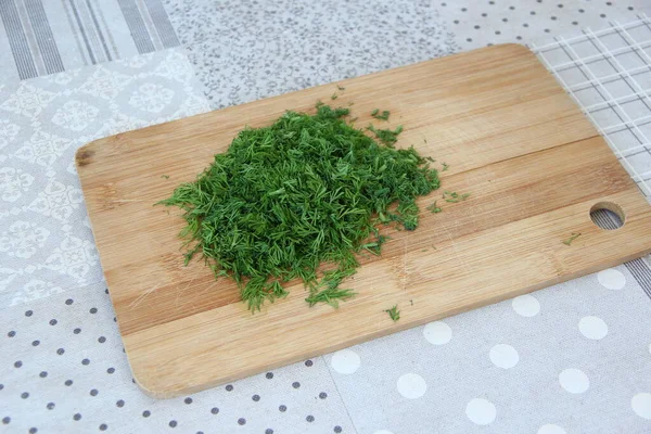 Gehakte Dille Een Houten Snijplank — Stockfoto