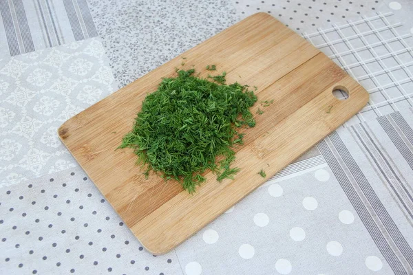 Gehakte Dille Een Houten Snijplank — Stockfoto