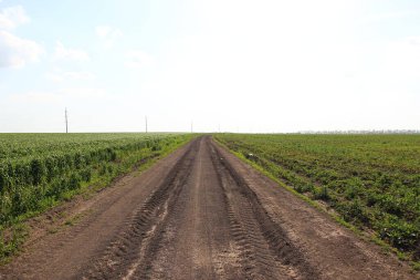 Tarımsal tarlalarda tarımsal makinelerin tekerlek izleri ile yol