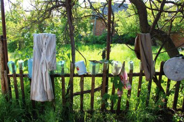 Yazın köyde hangi tabakların kuruduğu konusunda ahşap çitler.