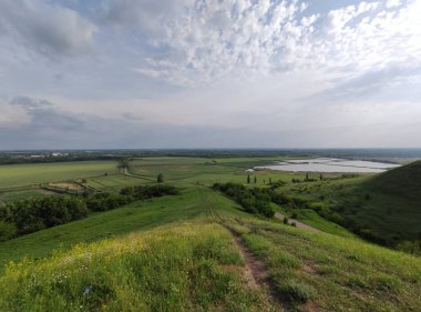 Bir dağ vadisi boyunca yürüyüş yolları