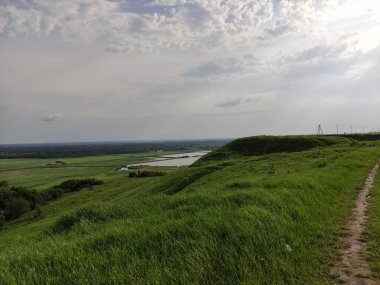 Suni rezervleri olan güzel bir yaz vadisi