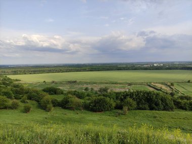 Suni rezervleri olan güzel bir yaz vadisi