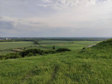 Suni rezervleri olan güzel bir yaz vadisi