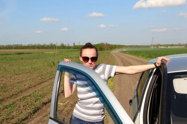 Giovane Donna Vicino Una Macchina Sullo Sfondo Del Campo Agricolo — Foto Stock