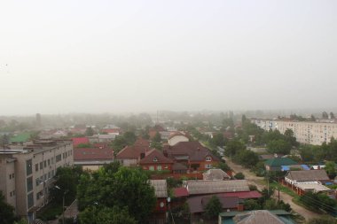 Bir şehir üzerinde kum fırtınası ve toz kirliliği