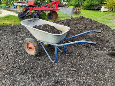 Taşlı el arabası, kömür veya gübre ve gübre.