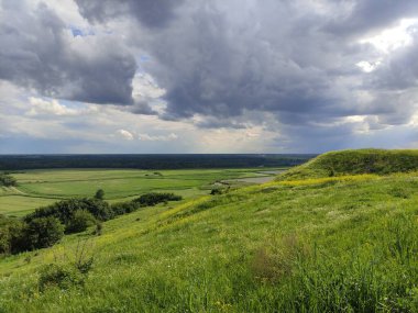 Güzel bir dağ çayırı ve gökyüzündeki bulutlar