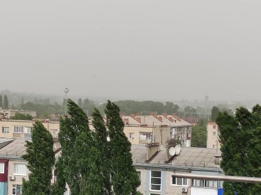 Kum fırtınası ve güçlü rüzgar Rusya 'da bir şehir üzerinde