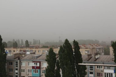 Bir şehir üzerinde kum fırtınası ve toz kirliliği