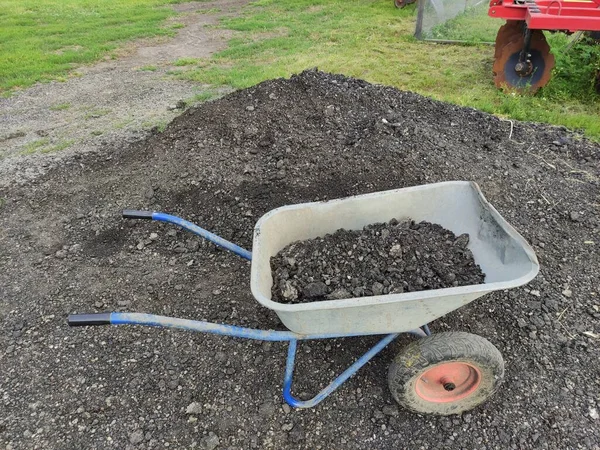 Kruiwagen Met Stenen Steenkool Kunstmest Mest — Stockfoto