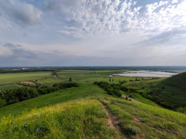 Bir dağ vadisi boyunca yürüyüş yolları