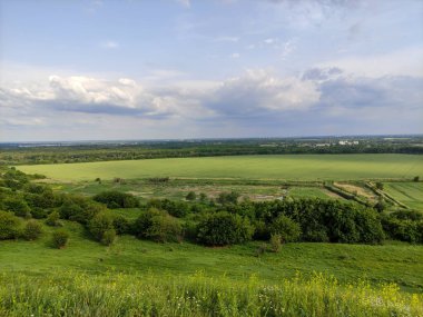 Suni rezervleri olan güzel bir yaz vadisi