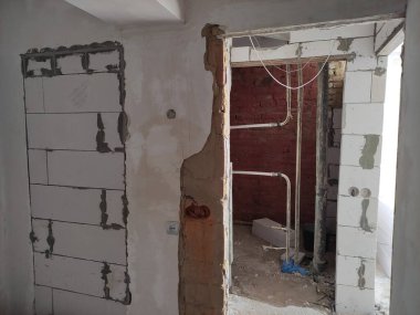 Tadilat sırasında bir apartmanda köpük blokları duvarı