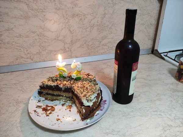 Tavolo Festivo Torta Con Candele Vino — Foto Stock