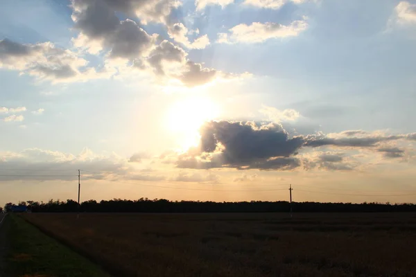 Silueta Campo Contra Telón Fondo Del Sol Poniente Las Nubes — Foto de Stock