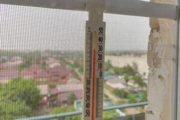 Thermometer Voor Buiten Met Een Temperatuur Van Meer Dan Graden — Stockfoto