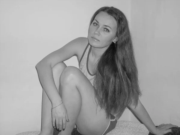 Кавказька Вродлива Дівчинка Сидить Схрещеними Ногами Чорно Біле Фото — стокове фото