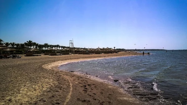 Stranden Egyptisk Resort Vid Lågvatten Med Berg Bakgrunden — Stockfoto