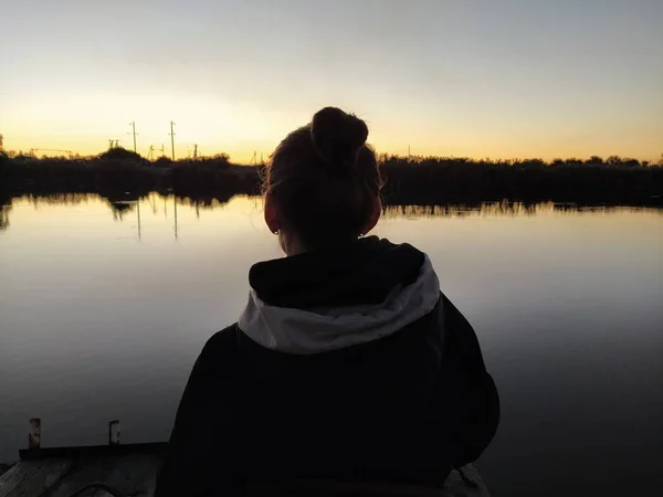 Silhouette Einer Jungen Frau Hintergrund Des Flusses Bei Sonnenuntergang Rückseite — Stockfoto