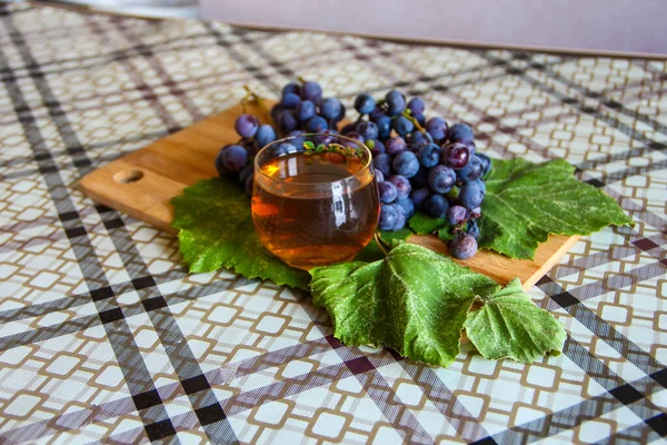 Blå Druvklasar Med Blad Och Glas Vin Bordet Köket — Stockfoto