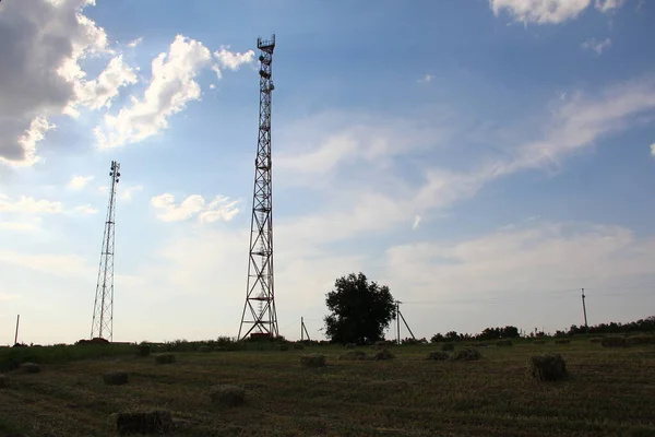 Wieże Telekomunikacyjne Tle Pola Rolnego — Zdjęcie stockowe