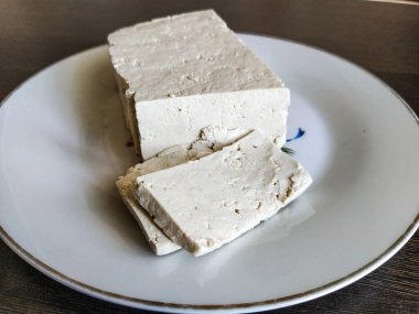 Tabakta tofu peyniri parçaları