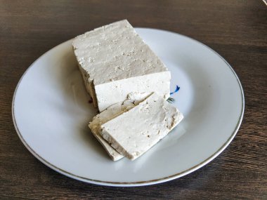 Tabakta tofu peyniri parçaları