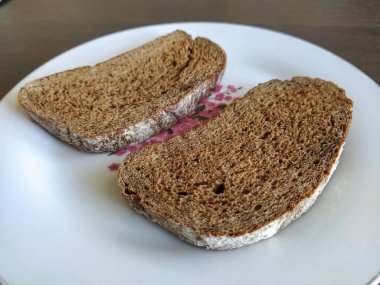 Bir tabakta iki parça siyah ekmek