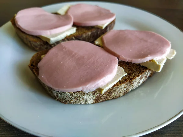 Zwei Schwarzbrot Sandwiches Mit Käse Und Wurst — Stockfoto