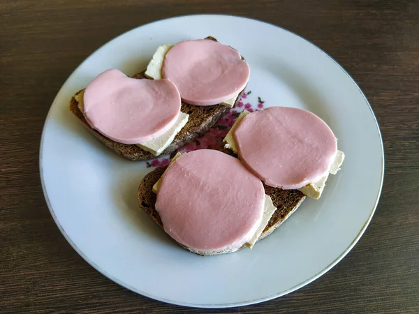 Zwei Schwarzbrot Sandwiches Mit Käse Und Wurst — Stockfoto