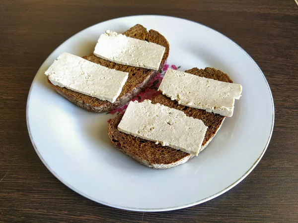两个黑面包三明治和豆腐芝士 — 图库照片
