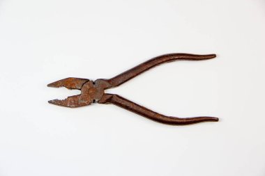 Beyaz arkaplanda paslı penseyi aç