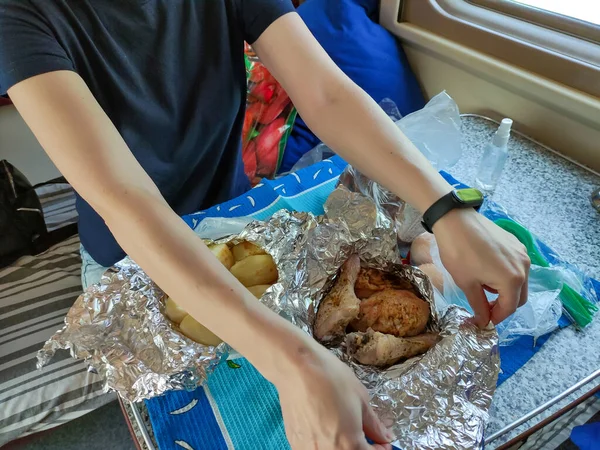 Lunch Trein Vrouw Het Dekken Van Een Tafel — Stockfoto