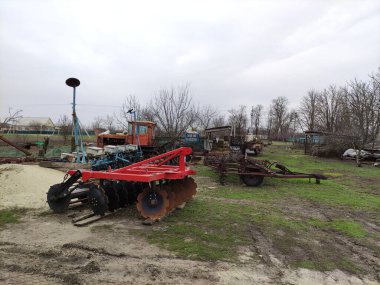 Tarım mevsimi başlamadan önce tarım makineleri çiftlik bahçesinde.