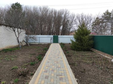 Evin yakınındaki bahçede.