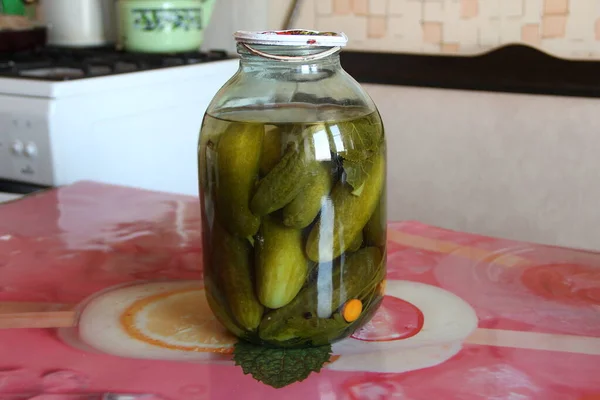 Glazen Pot Met Zelfgemaakte Gepekelde Komkommers Tafel — Stockfoto