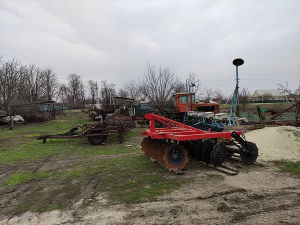农耕季节开始前农场院子里的农业机械 — 图库照片