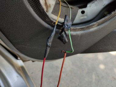 Elektrik bandıyla sarılmış kablolar.