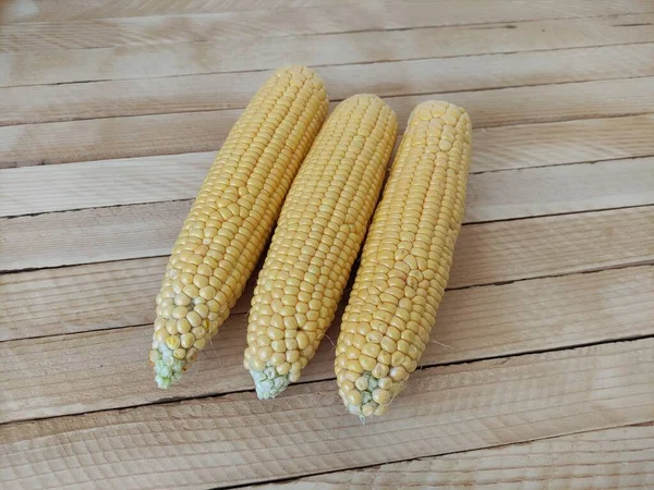 Három Friss Kukorica Cobs Háttér — Stock Fotó