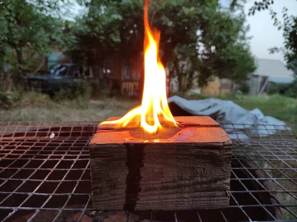 一个小木柴火在晚上燃烧 类型的芬兰蜡烛 — 图库照片