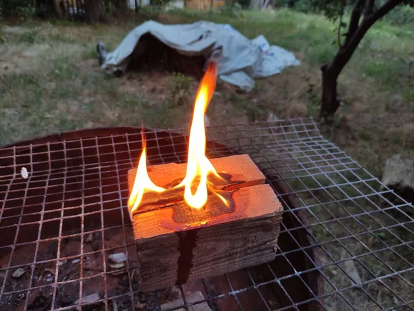 小圆木篝火在晚上燃烧 类型芬兰蜡烛 顶部视图 — 图库照片