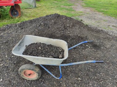 Taşlı el arabası, kömür veya gübre ve gübre.